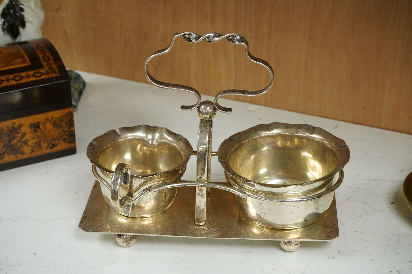 A sterling strawberry set on stand with ring handle, 19cm, 15.6oz.